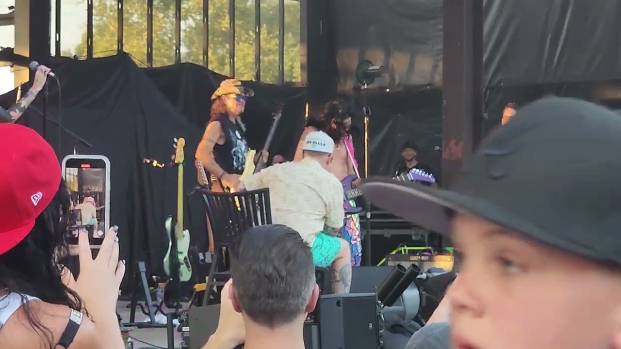 Fred Durst defends Corey Feldman Guitat Solo Birmingham Al 8/9/2024 - YouTube