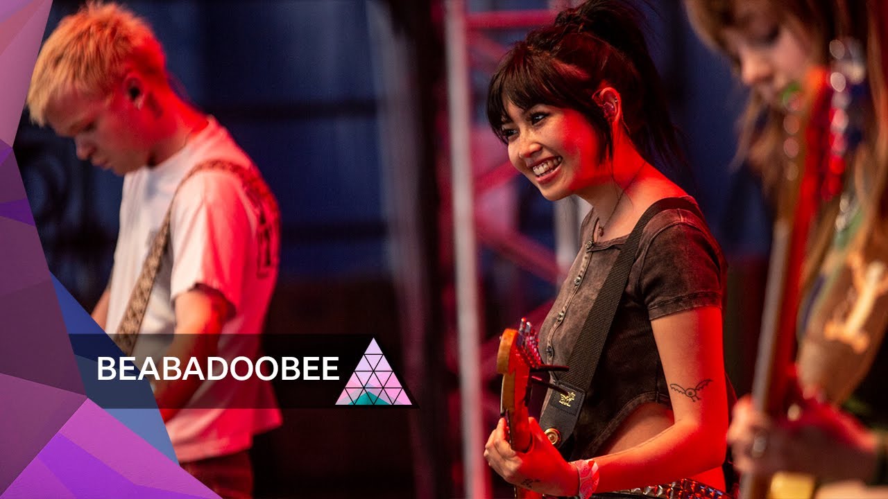 beabadoobee - Talk (Glastonbury 2022) - YouTube