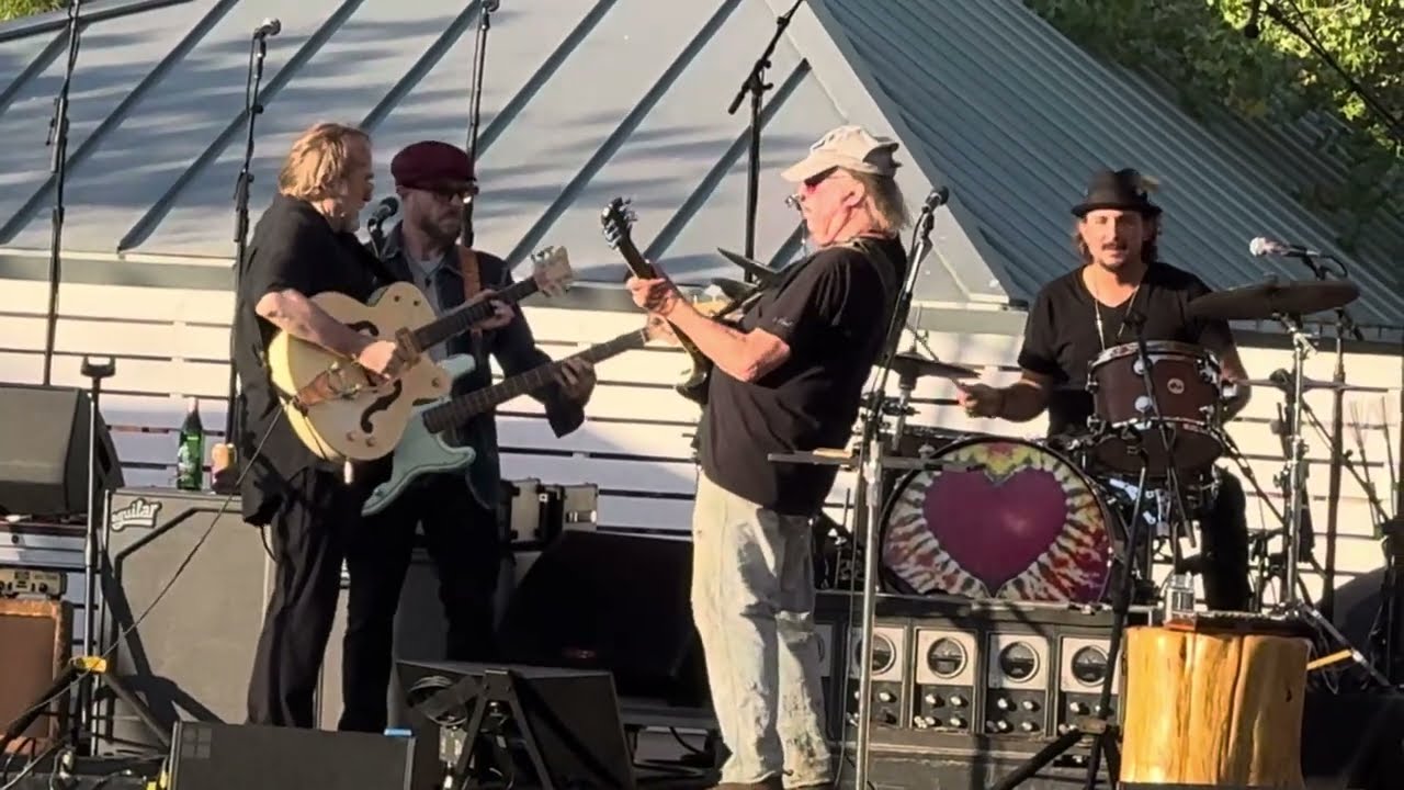 Neil Young & Stephen Stills &acirc;€œHung Upside Down&acirc;€ 10/05/24 Lake Hughes, CA Harvest Moon Benefit - YouTube