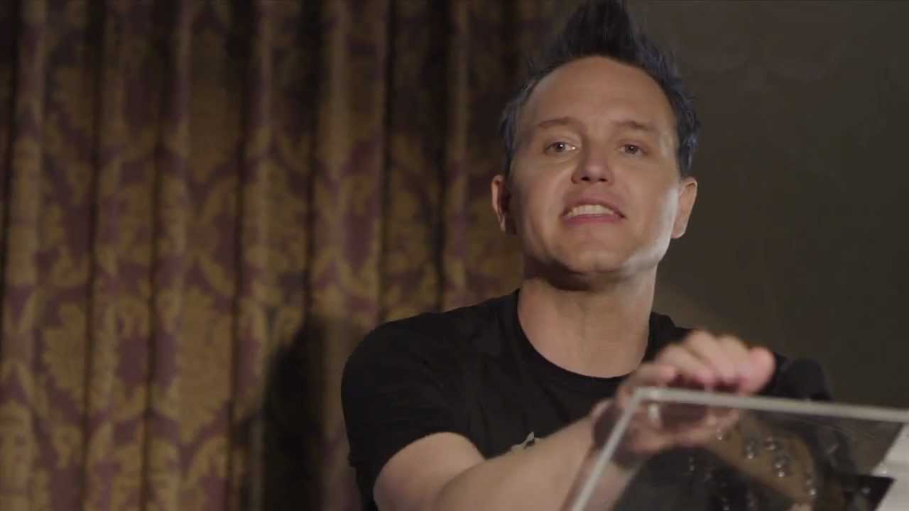 Bassists Look Too Bored (with Mark Hoppus) - YouTube