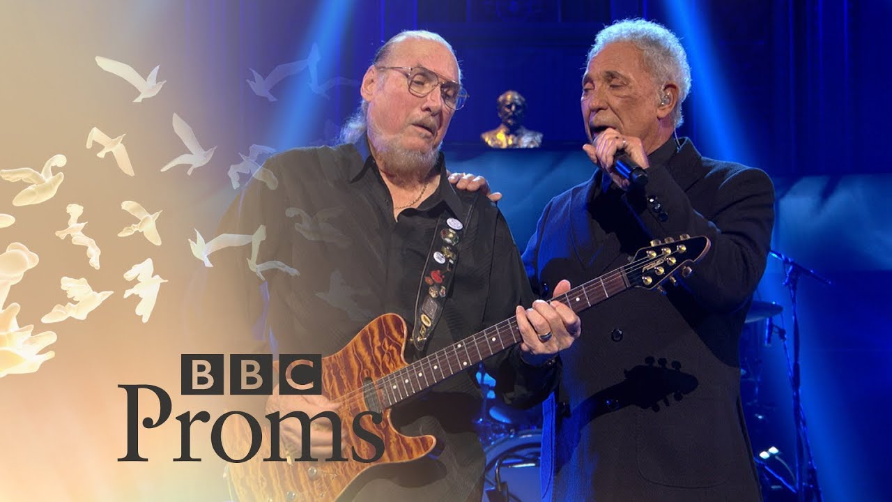 BBC Proms: Tom Jones and Steve Cropper: (Sittin' On) The Dock of the Bay - YouTube