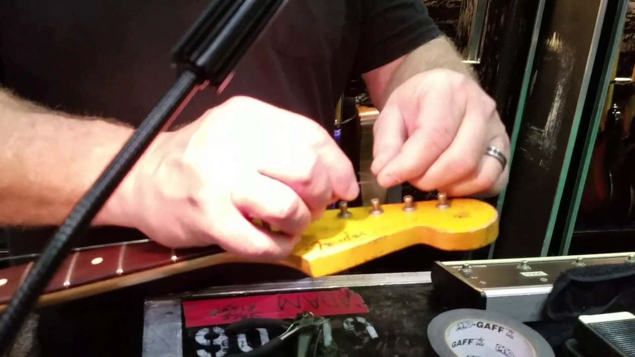 Dave Lee String Changing Technique for John Frusciante - YouTube