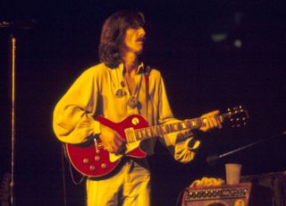 George Harrison plays his &ldquo;Lucy&rdquo; Les Paul onstage in 1974