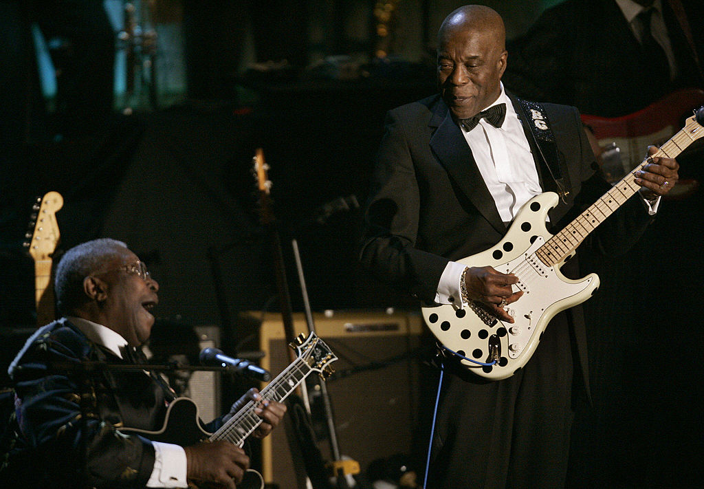 Inductee Buddy Guy (R) performs with BB King during the Annual Rock and Roll Hall of Fame Induction Ceremony in New York 14 March 2005