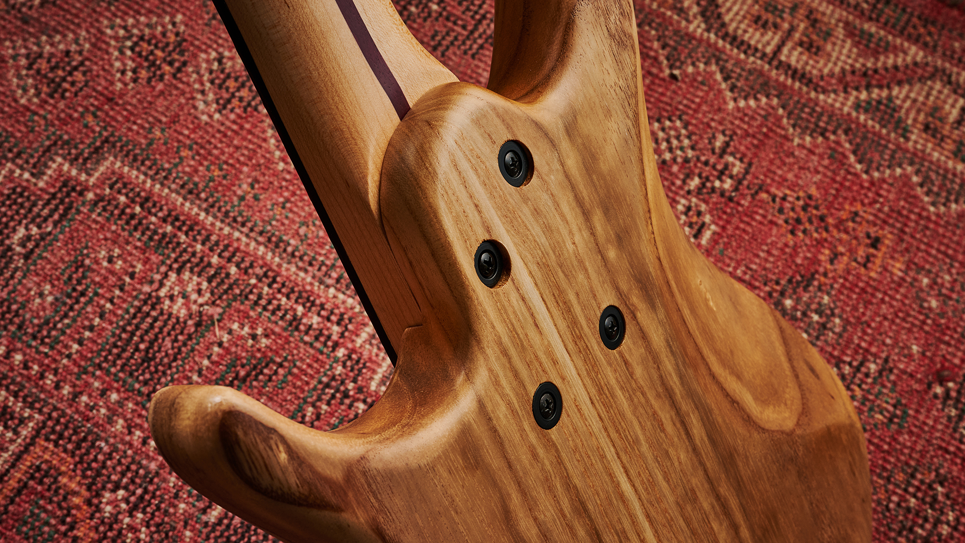 Tobias Growler IV: the cult-classic bass guitar returns in a natural finish, revealing all the patterns and wood grain