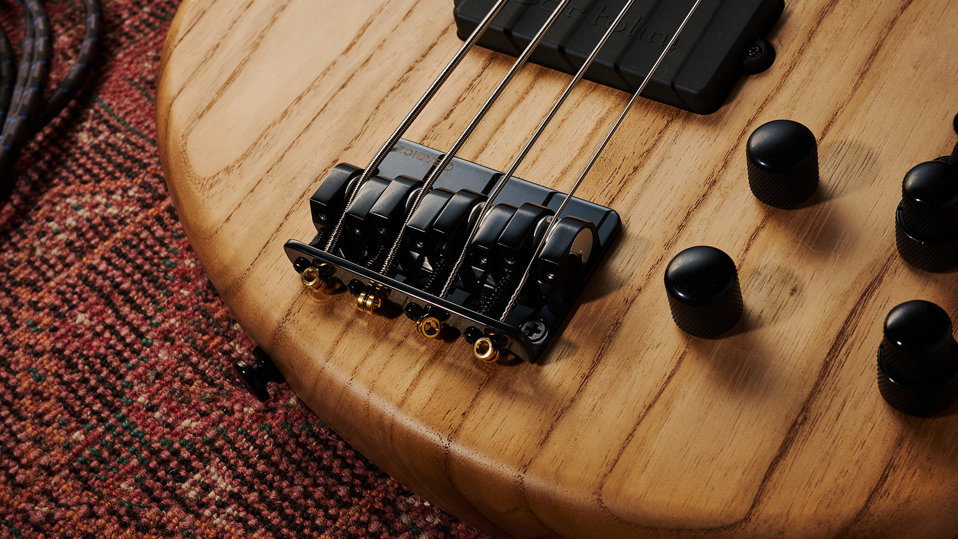 Tobias Growler IV: the cult-classic bass guitar returns in a natural finish, revealing all the patterns and wood grain