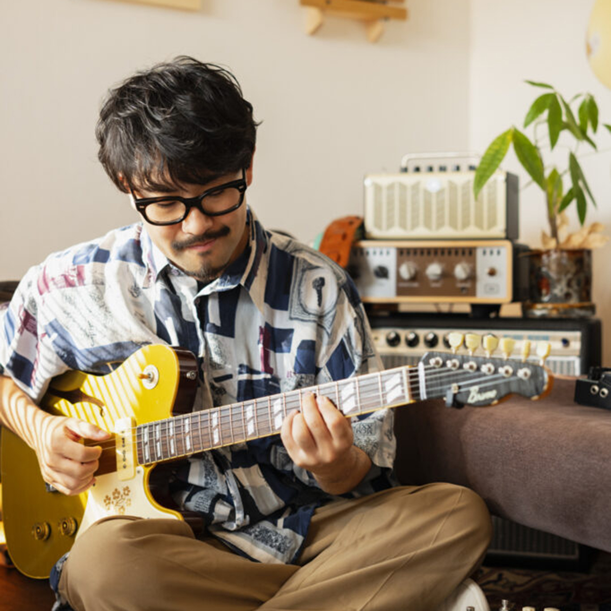 Toshiki Soejima playing guitar