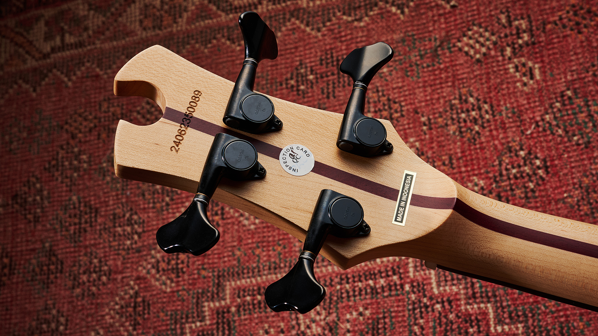 Tobias Growler IV: the cult-classic bass guitar returns in a natural finish, revealing all the patterns and wood grain