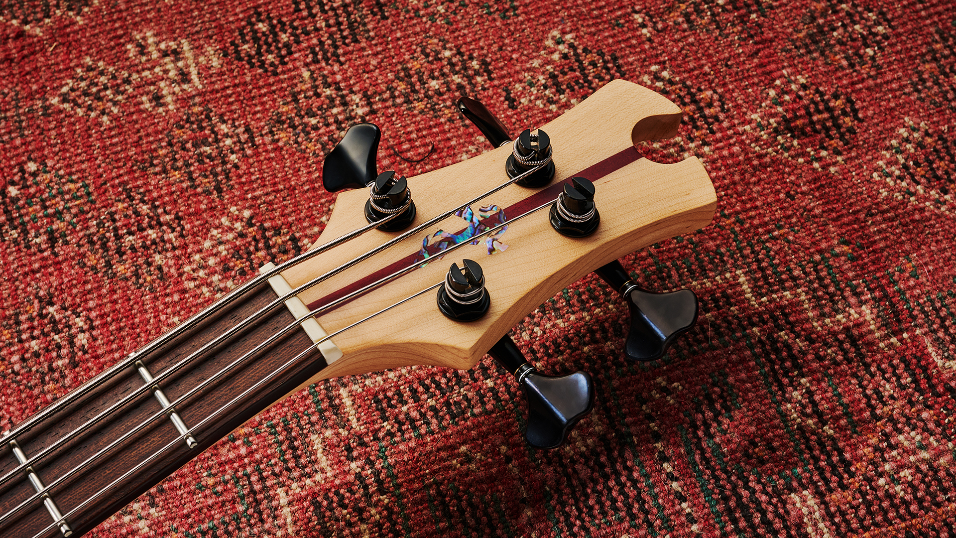 Tobias Growler IV: the cult-classic bass guitar returns in a natural finish, revealing all the patterns and wood grain