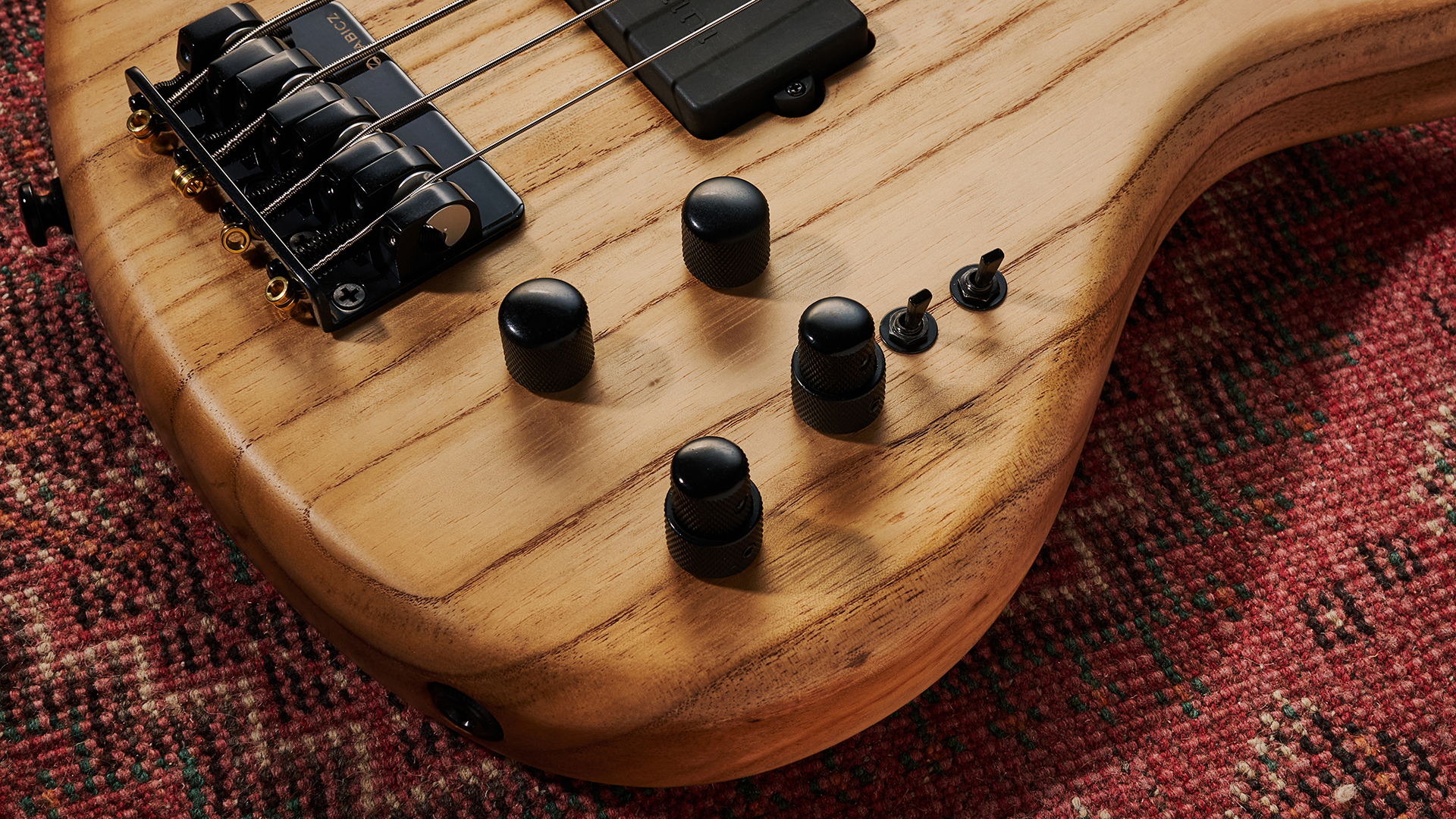 Tobias Growler IV: the cult-classic bass guitar returns in a natural finish, revealing all the patterns and wood grain