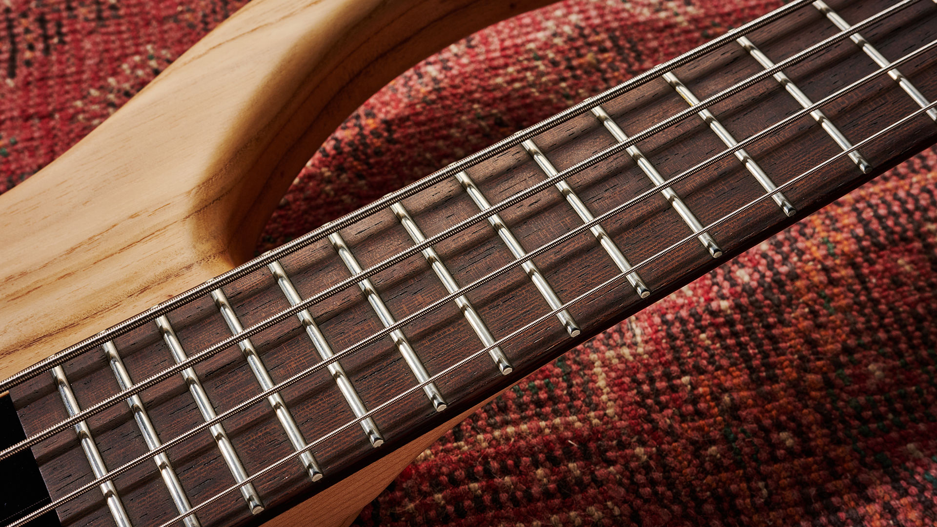 Tobias Growler IV: the cult-classic bass guitar returns in a natural finish, revealing all the patterns and wood grain