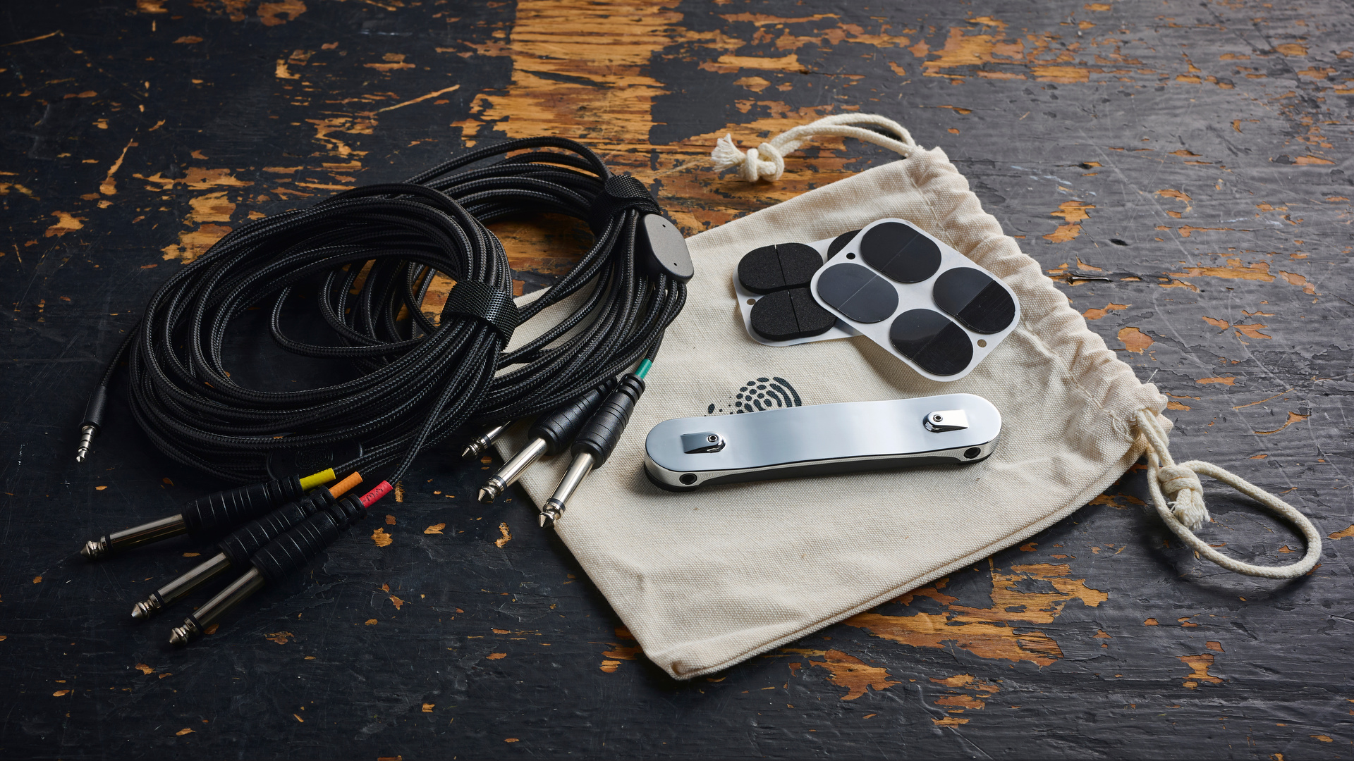 A Submarine Pickups Subsix pickup with cables, carry case, and rubber mounts