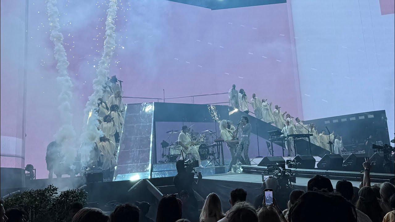 Benson Boone performing &ldquo;Bohemian Rhapsody&rdquo; with Brian May of QUEEN at Coachella 2025 - YouTube