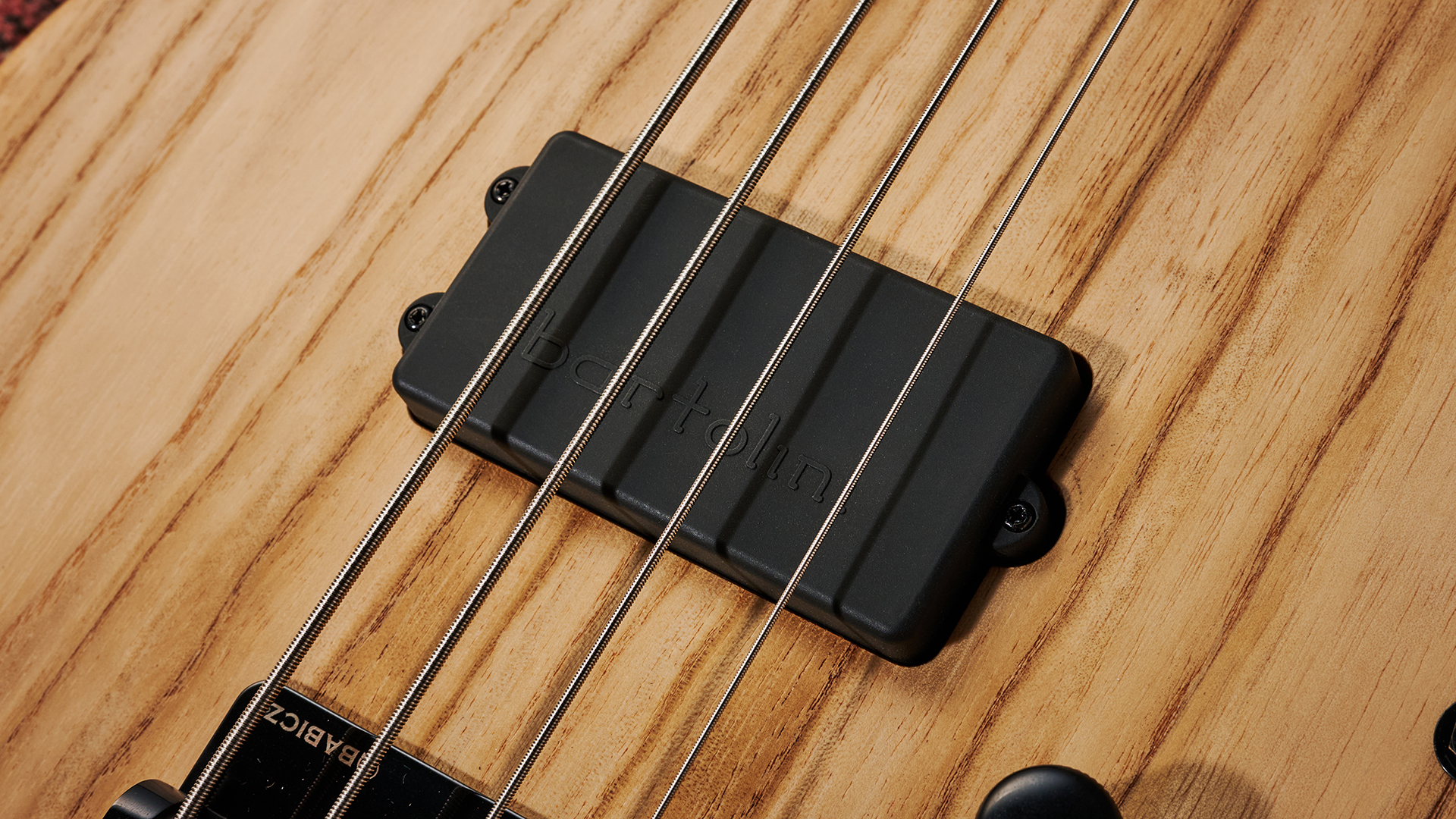 Tobias Growler IV: the cult-classic bass guitar returns in a natural finish, revealing all the patterns and wood grain