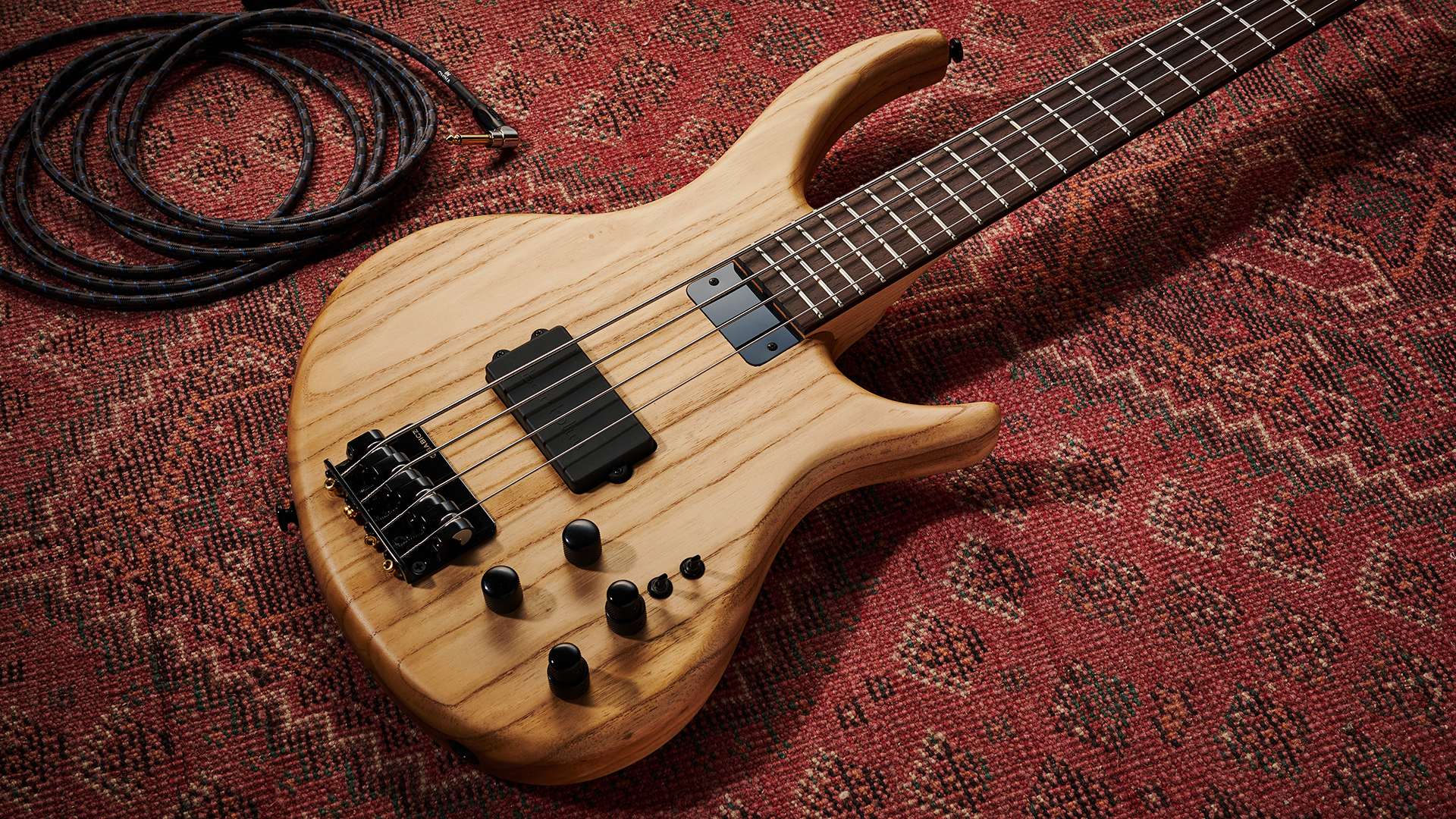 Tobias Growler IV: the cult-classic bass guitar returns in a natural finish, revealing all the patterns and wood grain