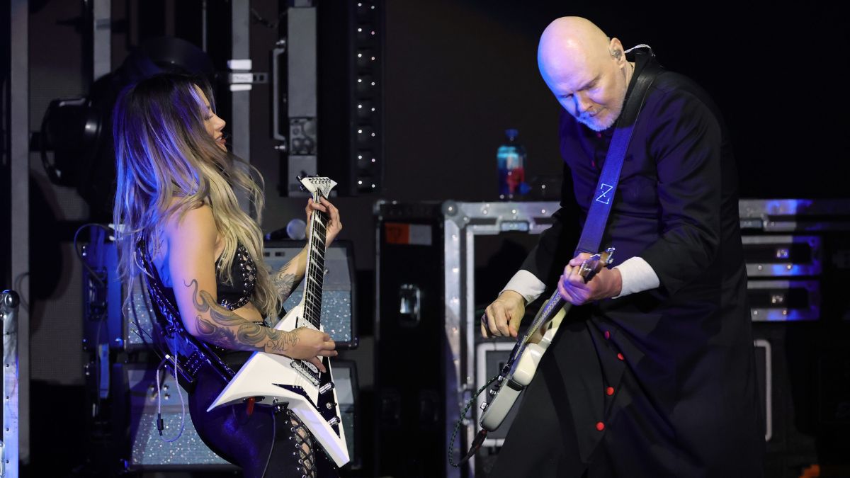 Kiki Wong (left) and Billy Corgan perform onstage
