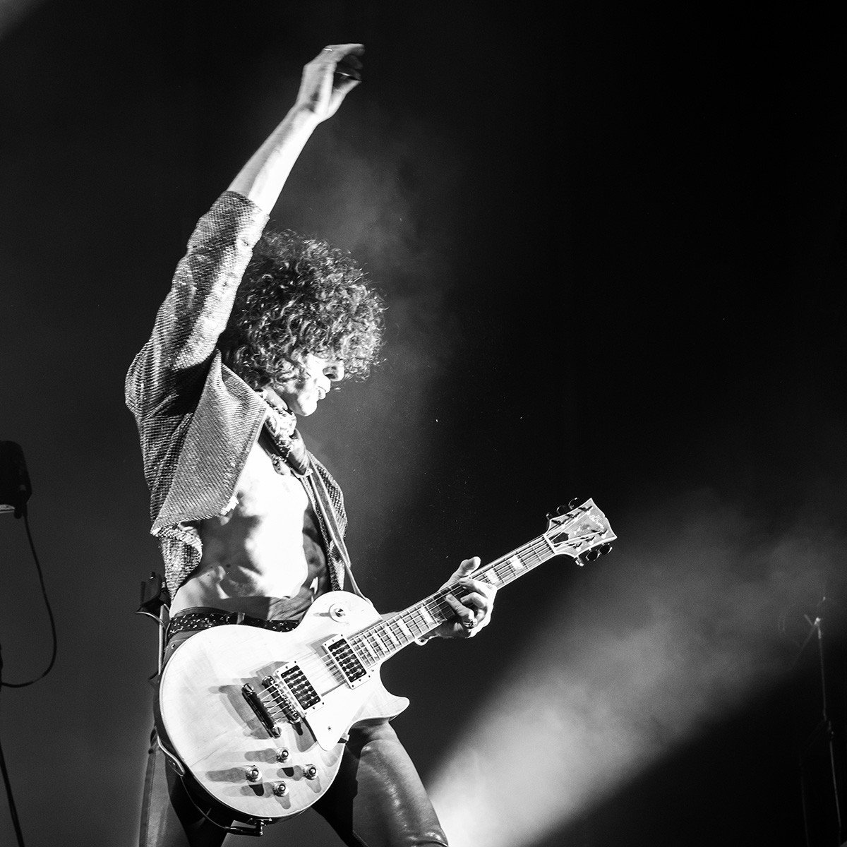 Craig Ross playing Jeff Beck's yardburst on stage