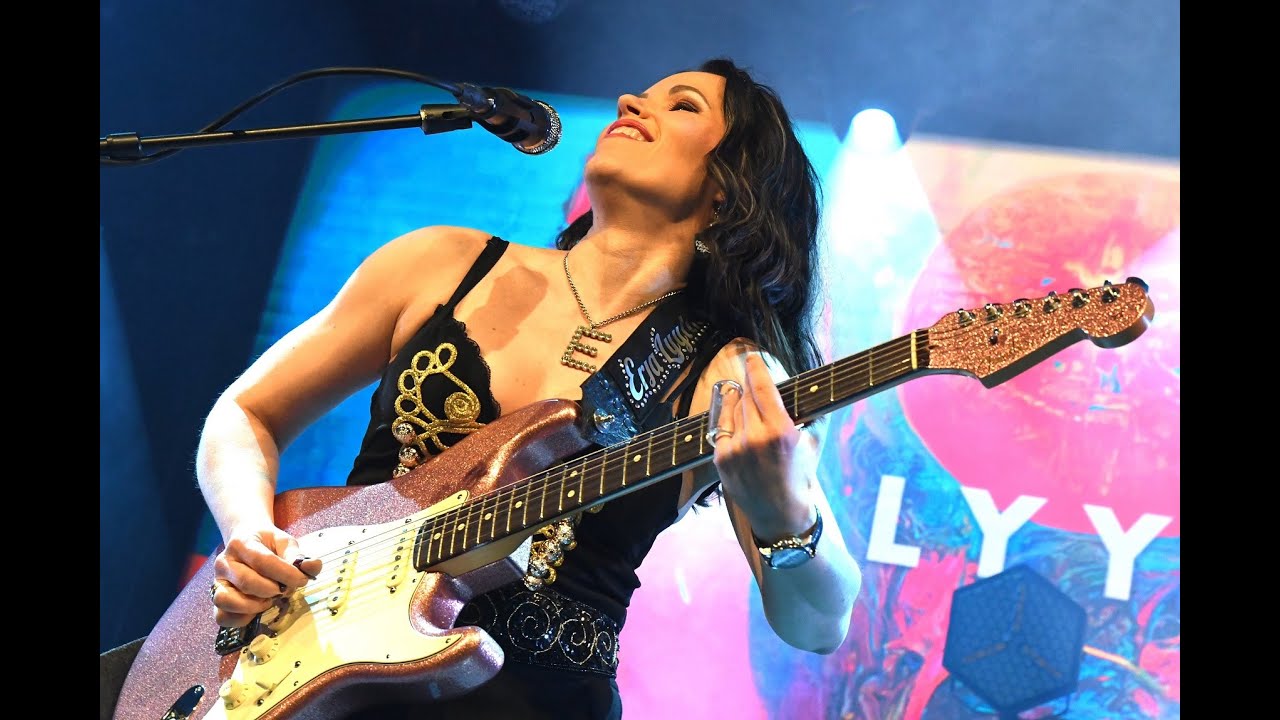Erja Lyytinen - Wedding Day (Live at Tavara-asema, Tampere) - YouTube