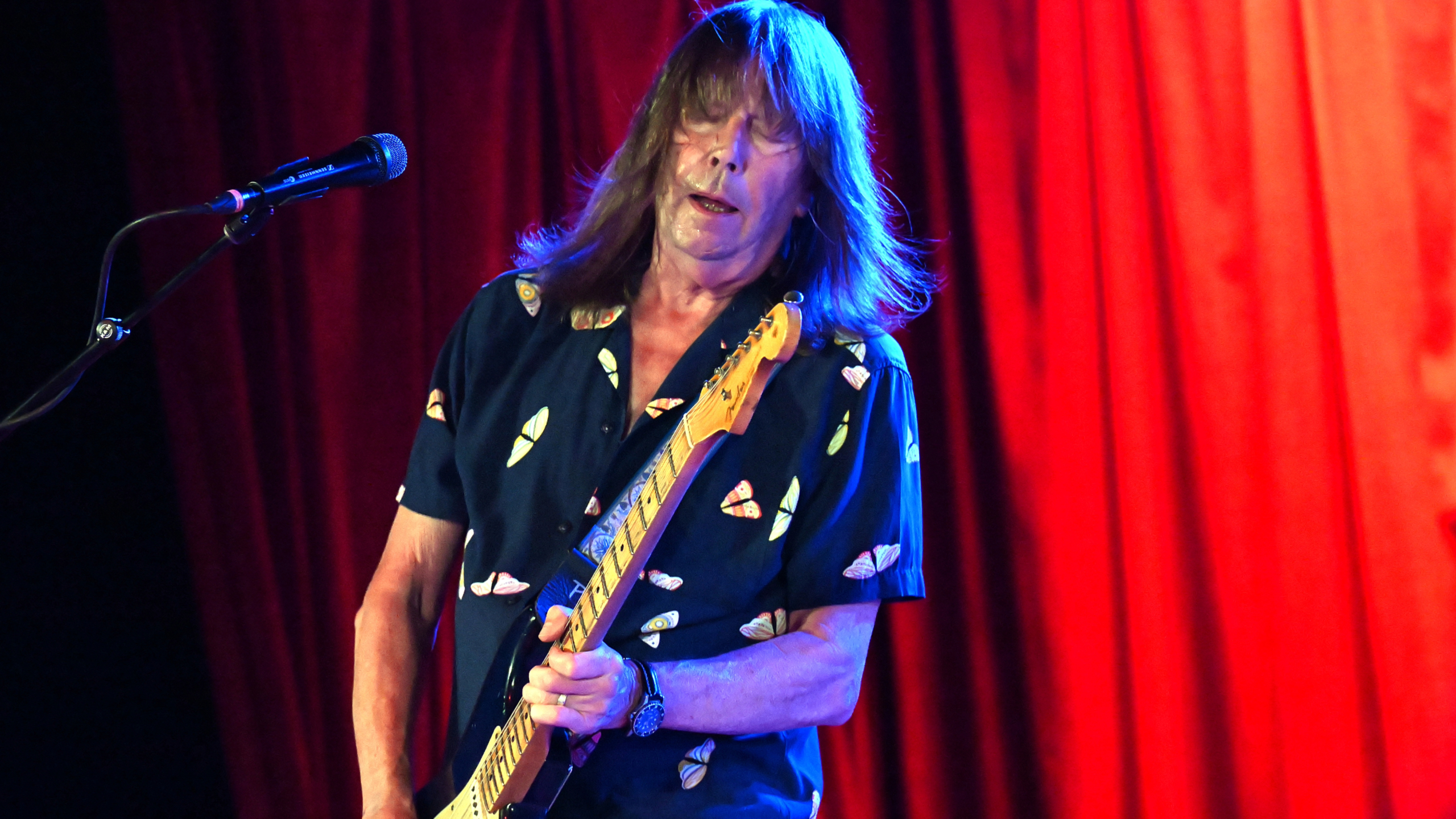 Pat Travers plays black Stratocaster onstage with Pat Travers Band