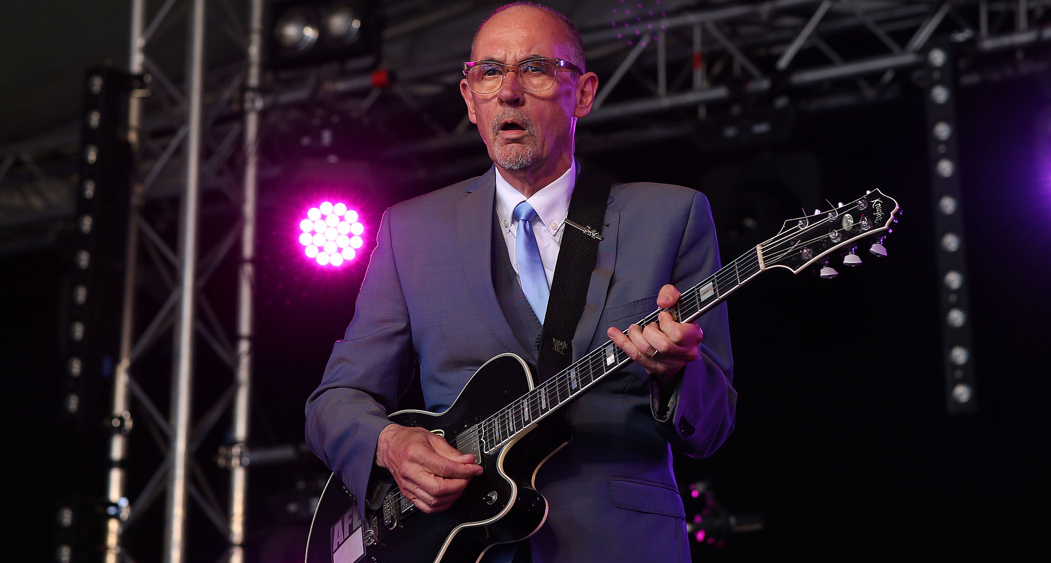 Andy Fairweather Low is suited and booted as he plays an archtop live during a 2022 UK festival appearance.